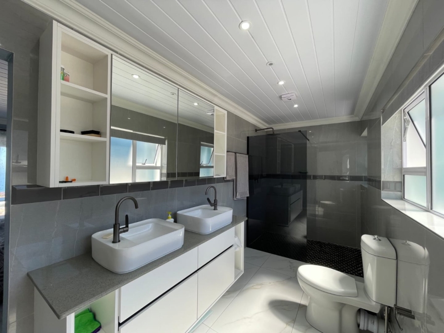 5 Bedroom Property for Sale in Dana Bay Western Cape